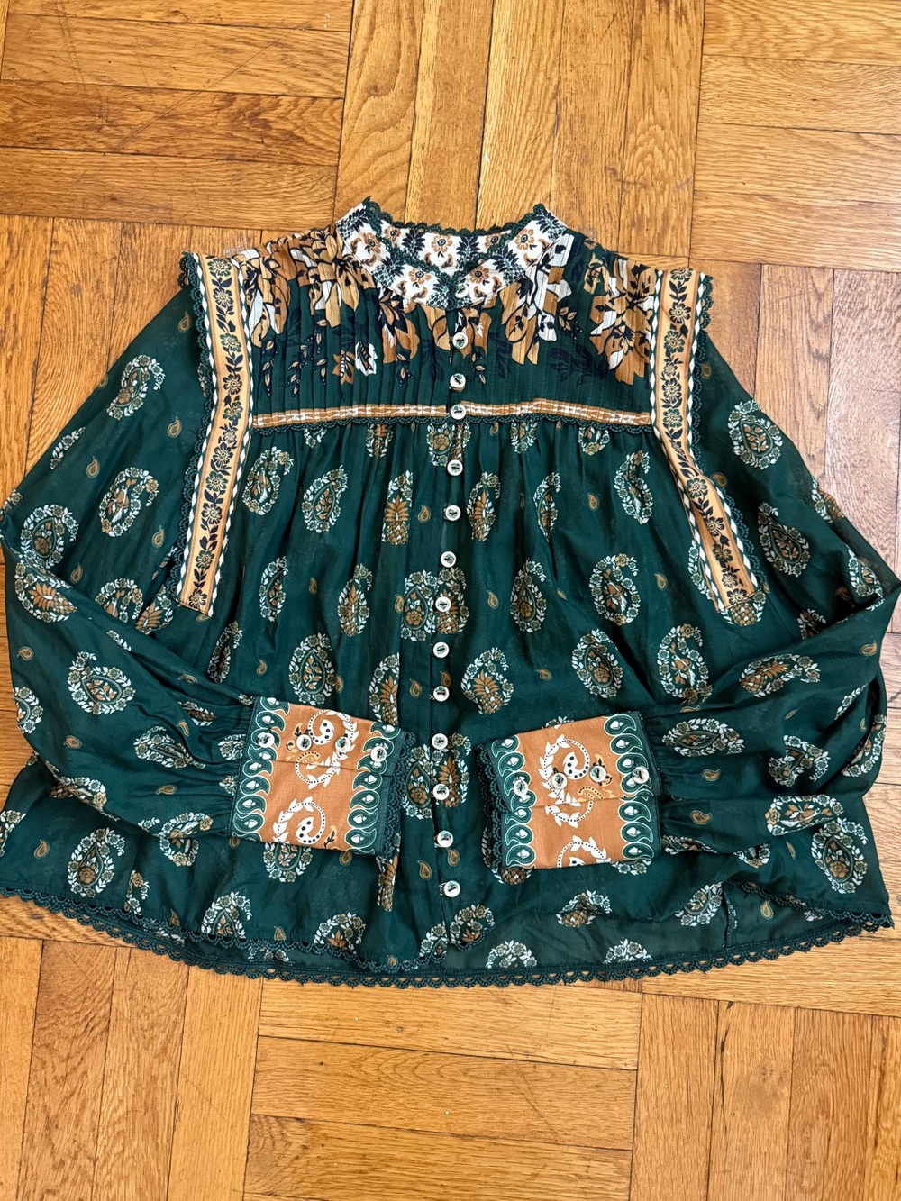 FARM RIO
Green Tayla Lace Buttoned Puff Sleeve Blouse - Picture 9 of 16